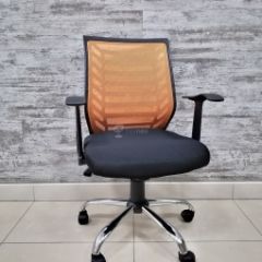 Кресло Barneo K-138 для персонала (черная ткань оранжевая сетка) в Ревде - revda.mebel24.online | фото