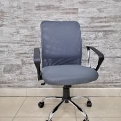 Кресло Barneo K-147 для персонала (серая ткань и сетка) в Ревде - revda.mebel24.online | фото 1